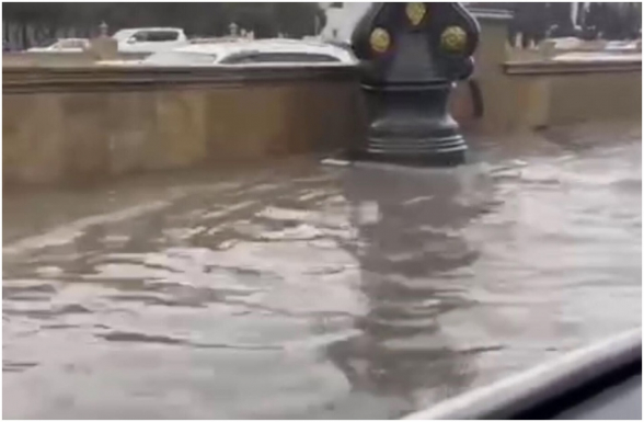 Բաքվում հորդառատ անձրևներ են, ճանապարհներին կոլապս է առաջացել. կադրեր (տեսանյութ)